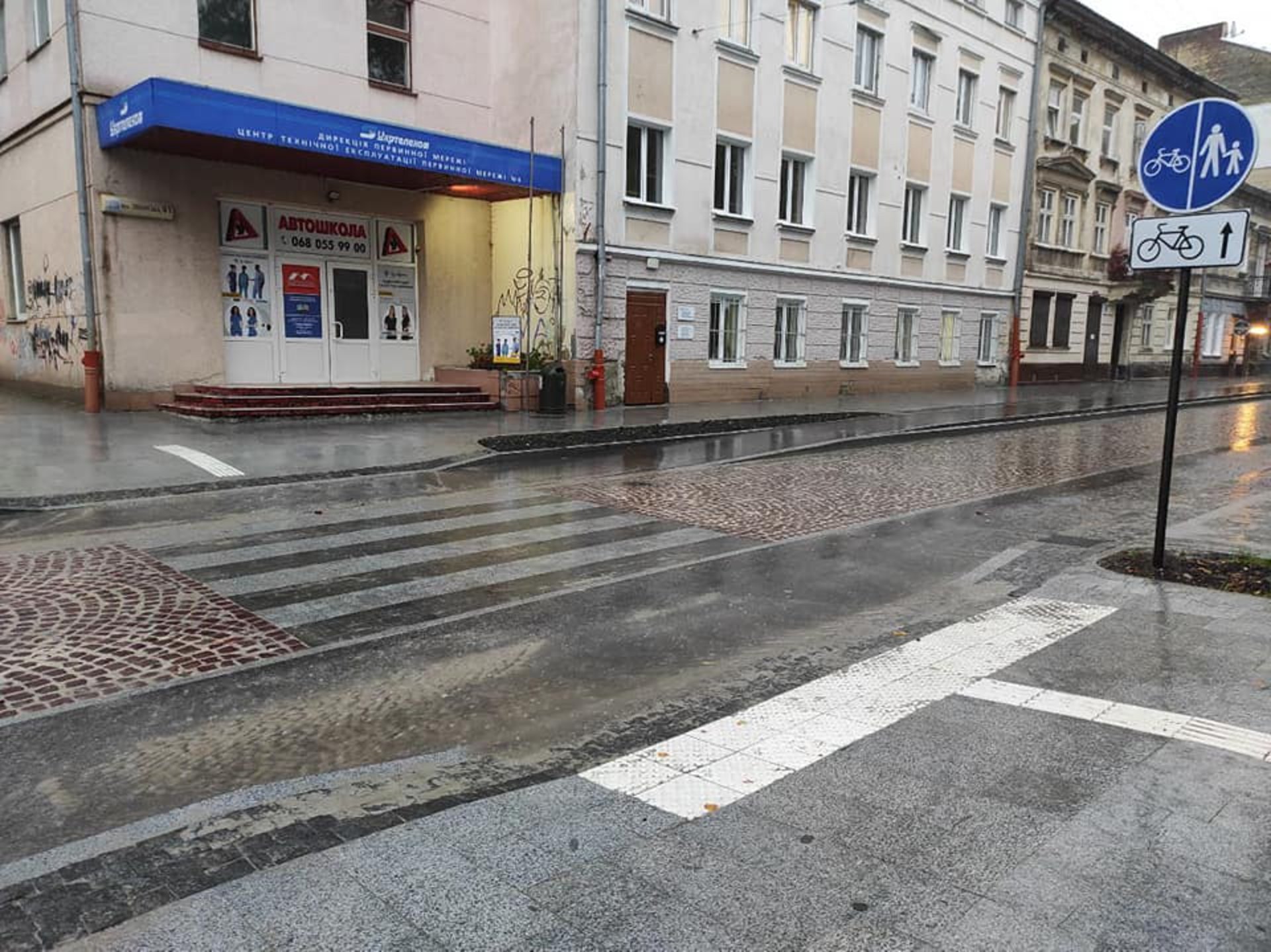 У Львові затоплює вулицю Пекарську, фото Зручне місто
