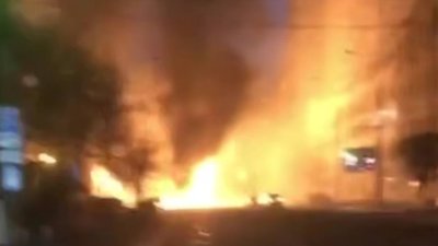 У Києві на вулиці палають автомобілі