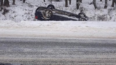 Біля Львова автомобіль перевернувся на дах