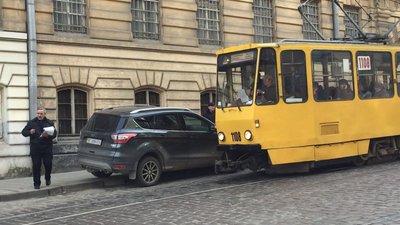 Як в центрі Львова автомобіль зупинив рух трамваїв (ВІДЕО)