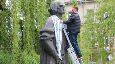 Дрогобицькі шляхетні мужі святкують День вишиванки (ФОТОРЕПОРТАЖ)
