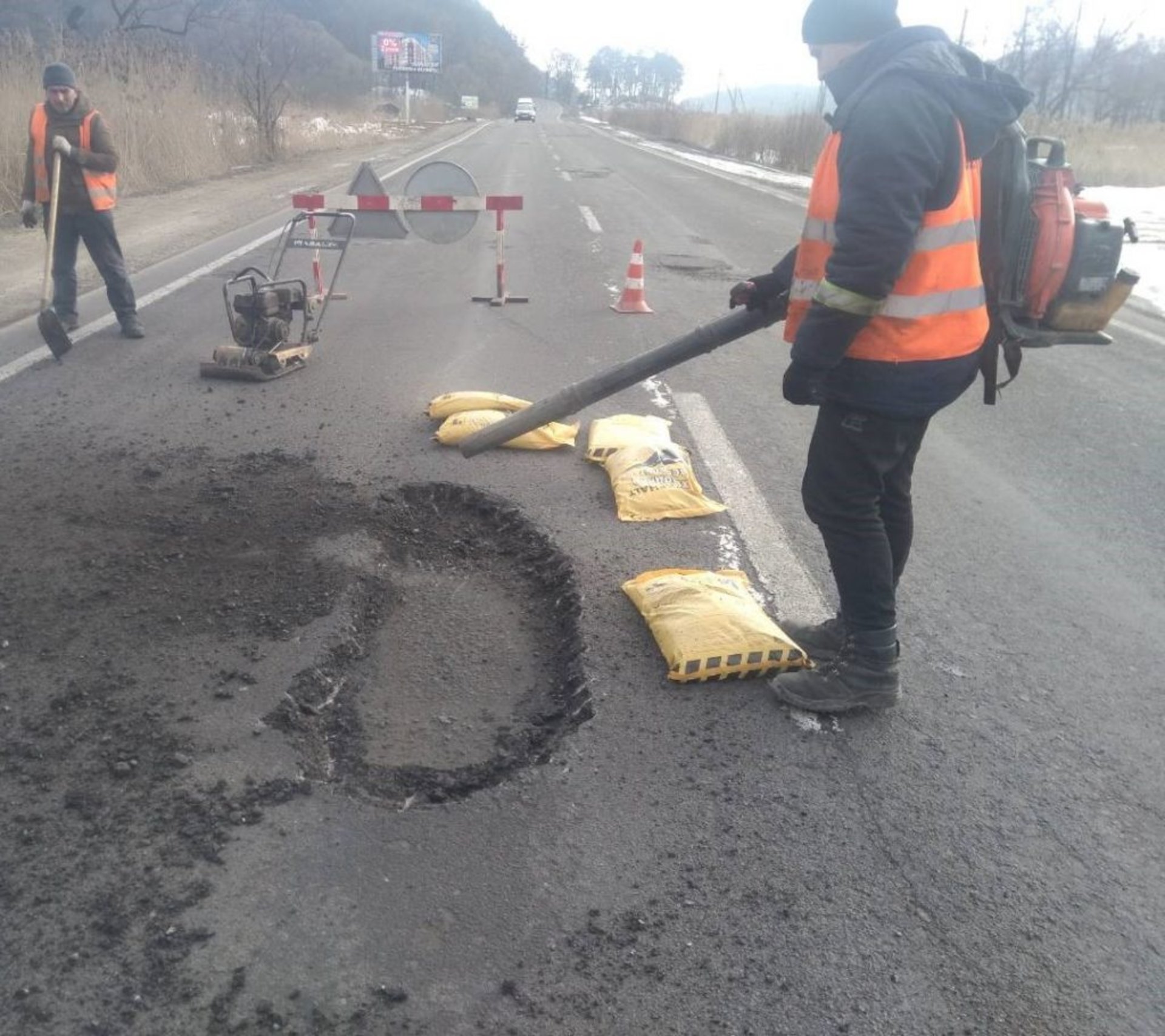 Як на Львівщині латають ями