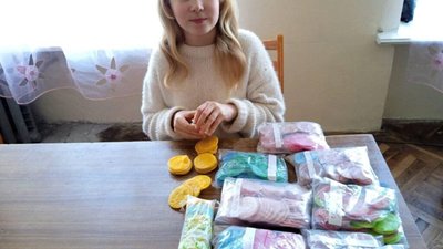 Юна волонтерка зі Львівщини передала понад 5 тисяч розпалювачів для ЗСУ