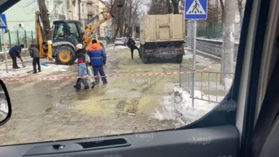 У Львові через сніг перекрили вулицю