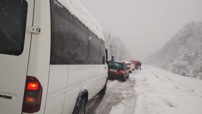 На Івано-Франківщині через сніг зупинився рух транспорту (ФОТО)