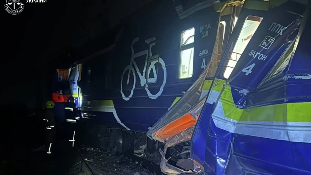 Рятувальники показали відео з місця зіткнення поїздів у Львові