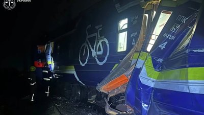 Рятувальники показали відео з місця зіткнення поїздів у Львові