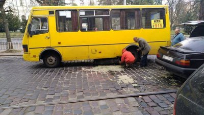У центрі Львова в маршрутки під час руху відвалився паливний бак
