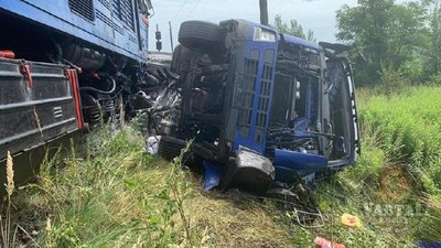 Біля Хуста автомобіль не розминувся з поїздом (ФОТО, ВІДЕО)