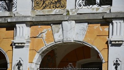 У Дрогобичі руйнується старовинна вілла (ФОТО)