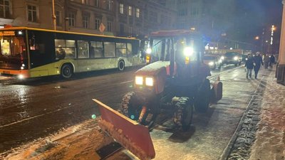 Львів засипає снігом