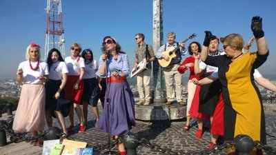 У новому синглі від тріо «Мар’яничі» знялася сотня працівників бібліотек (ВІДЕО)