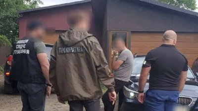 У Чернівцях судитимуть буковинця, який перепродавав автівки з гуманітарної допомоги для армії