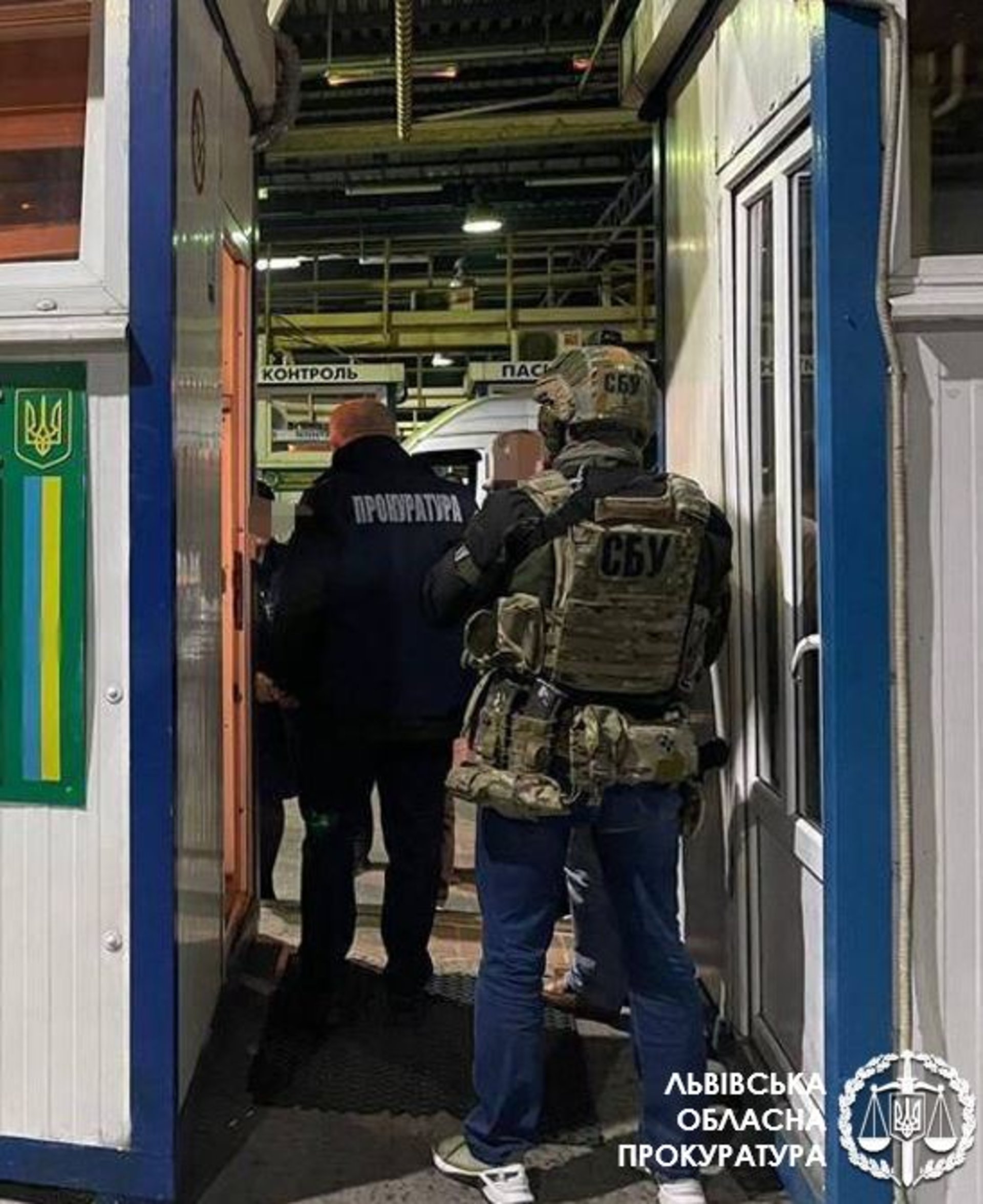 Вимагали хабарі за безперешкодне митне оформлення товарів – викрито двох інспекторів Львівської митниці