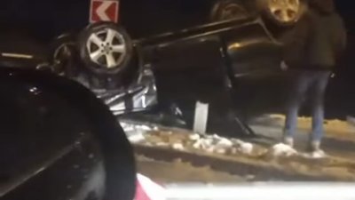 У Львові на мості перекинувся автомобіль (ВІДЕО)
