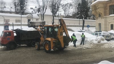 У Львові на вулиці Коперника вперше за тиждень почали прибирати сніг (ВІДЕО)