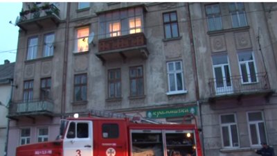 У Львові під час пожежі у багатоквартирному будинку згоріла жінка (ВІДЕО)