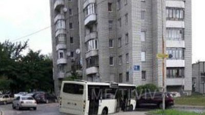 У Львові автобус під час руху провалився під землю (ФОТО)