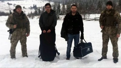 У горах Львівщини затримали авто з громадянами Франції «запаковане» контрабандою