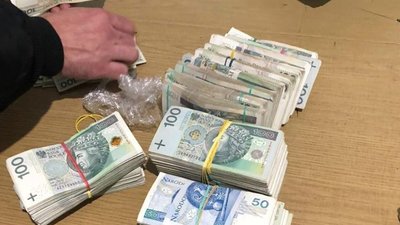 У Краківці митники вилучили у мешканця Львівщини велику суму контрабандної валюти (ФОТО)