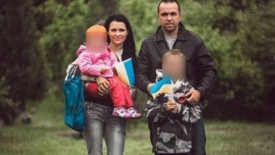 Фото, яке облетіло весь світ: стало відомо, кому належить рука із синьо-жовтими браслетами з поховання в Ізюмі