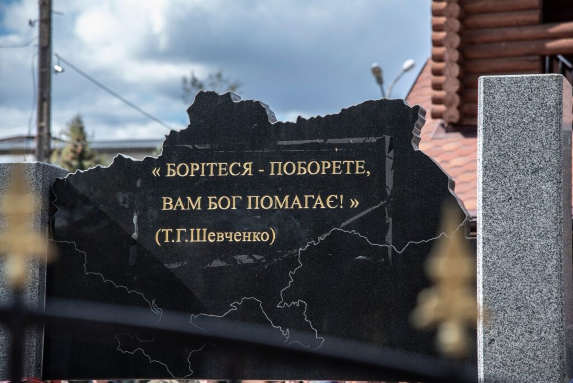 Синьо-жовті браслети: поховали воїна, фото руки якого облетіло весь світ