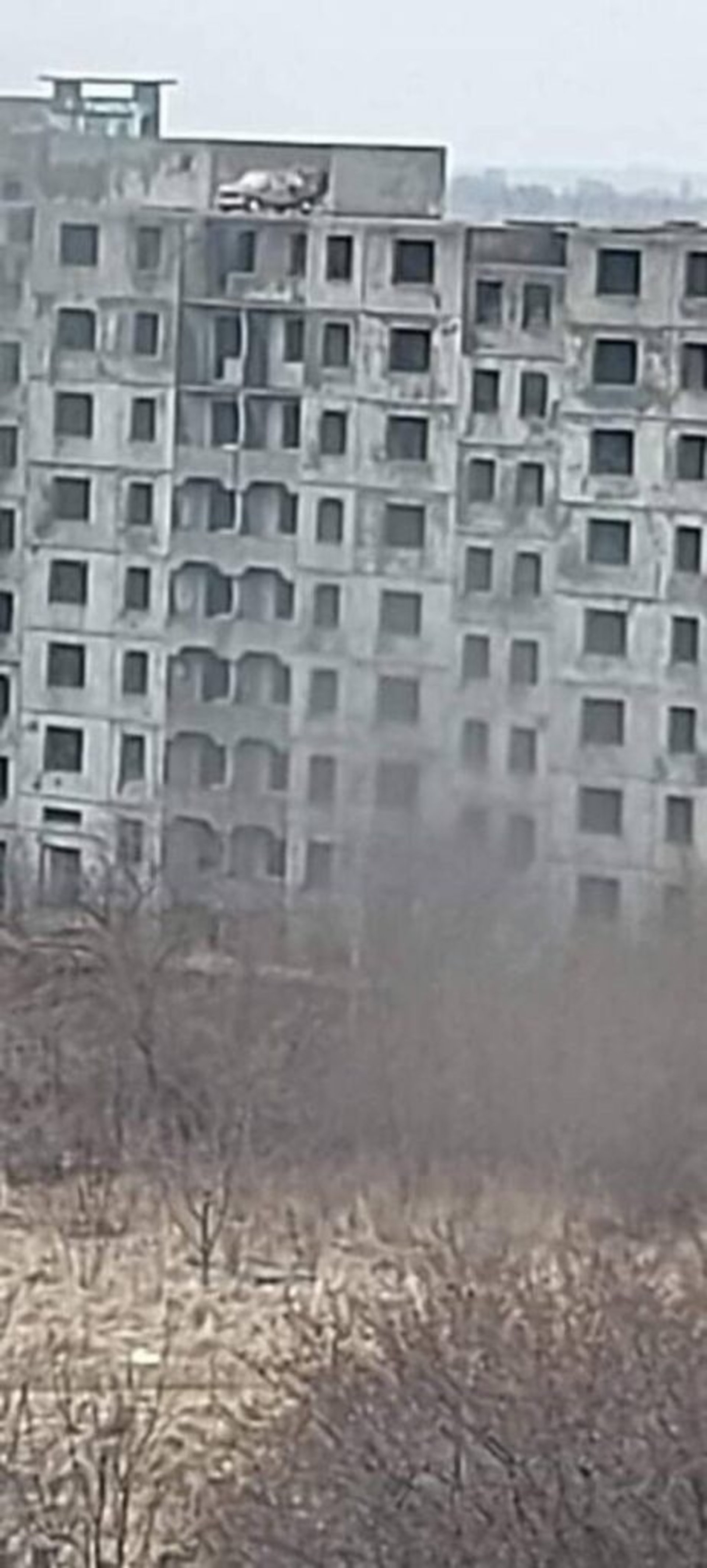 У Львові з багатоповерхівки скинули автомобіль