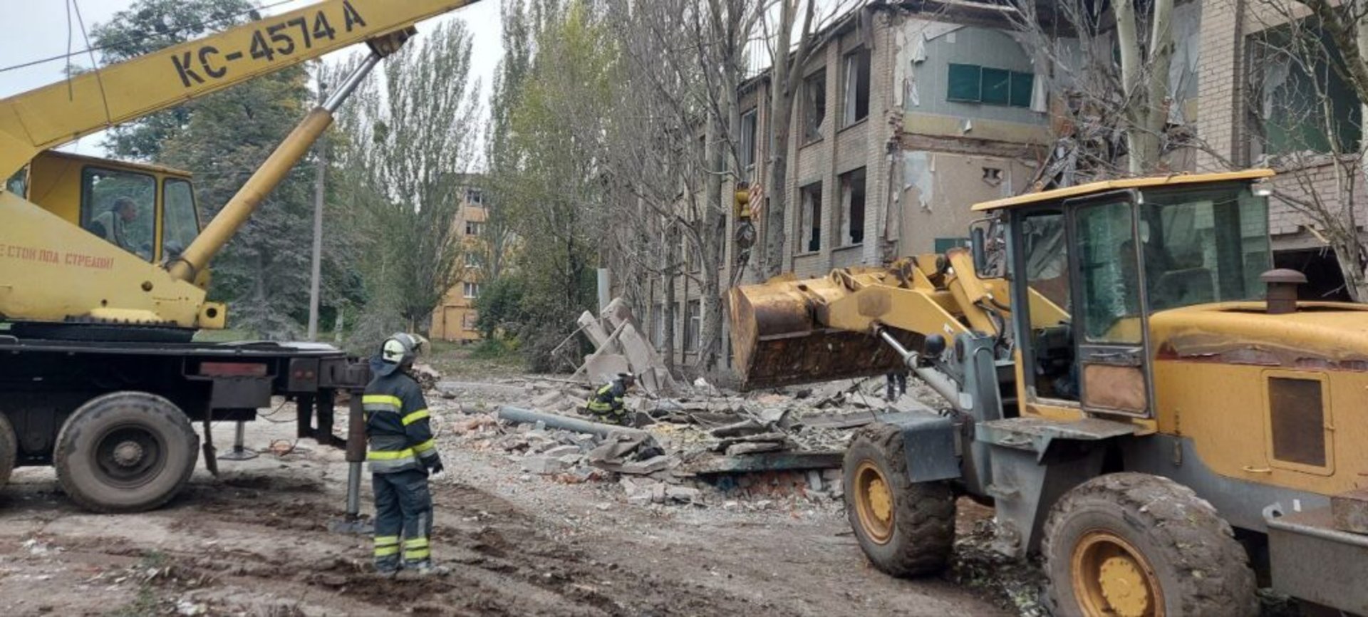 З-під завалів школи на Донеччині дістали тіло жінки