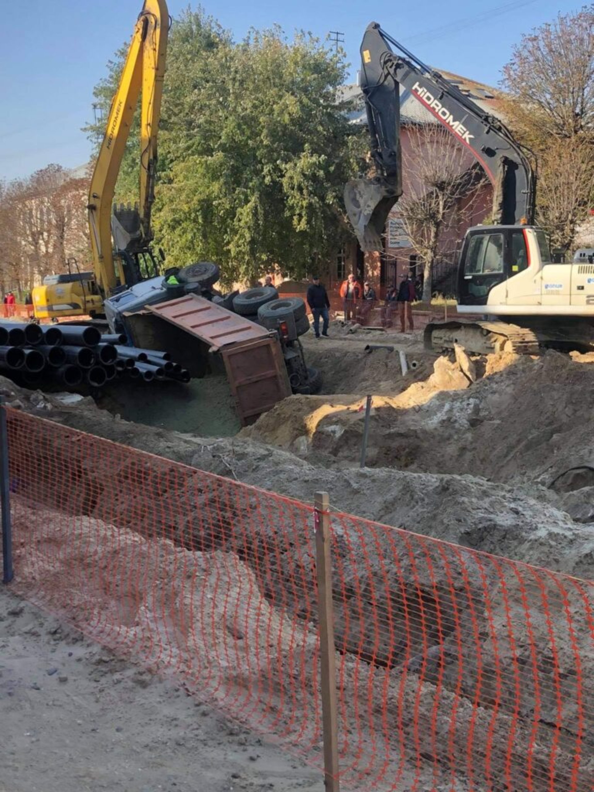 У Львові перекинулася вантажівка, фото Варта-1
