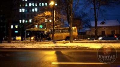 У Львові маршрутка загрузла у болоті (ФОТО)