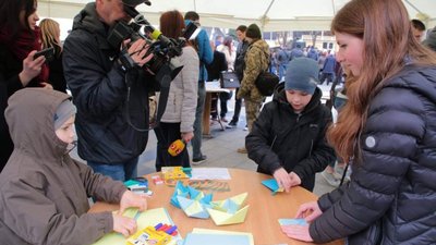 На Львівщині молодь підтримала полонених моряків акцією біля пам'ятника Шевченку