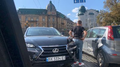 У центрі Львова не розминулись автомобілі (ФОТО)