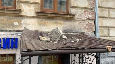 У Львові фрагмент фасаду ледь не вбив людину (ФОТО)