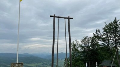 На Львівщині встановили панорамні гойдалки