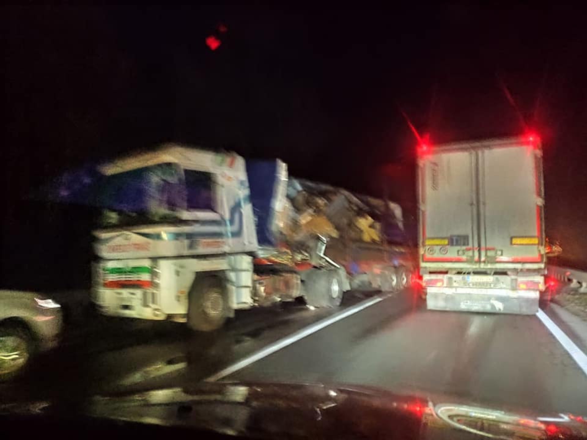 На Львівщині розбились три вантажівки, один водій загинув. Фото Варта-1