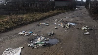 На Яворівщині дорогу до відомого курорту закидали памперсами