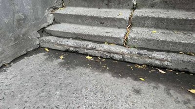 Не велодоріжка: у Львові занепадають аварійні сходи