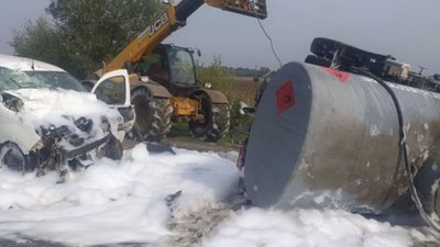 На Львівщині внаслідок ДТП із бензовозом травмовані двоє людей (ФОТО)