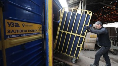 Укрпошта доставлятиме відправлення залізницею: зі Львова можна оформляти гуманітарні вантажі