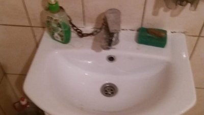 У курортній Східниці засоби гігієни в громадських туалетах прив’язують ланцюгами (ФОТО)