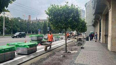 У Садового під час війни монтують бордюри (ФОТО, ВІДЕО)