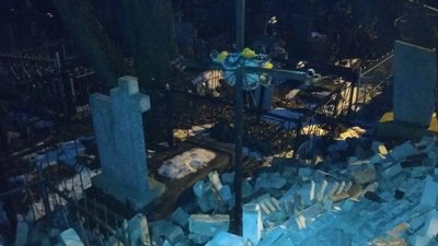 На Янівському цвинтарі у Львові обвалився  цегляний паркан (ФОТО)