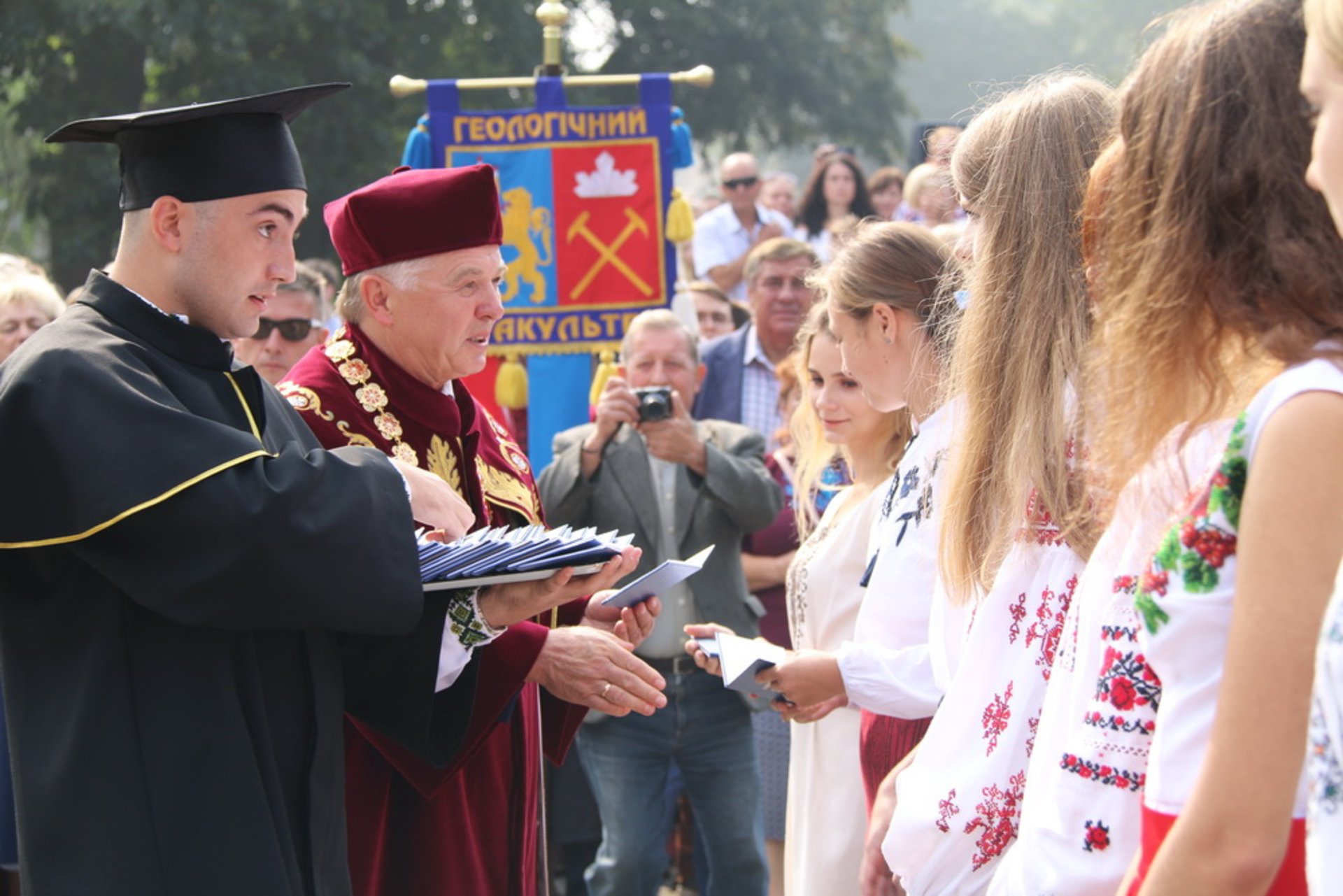 Участь в урочистій академії з нагоди початку нового навчального року взяла керівник апарату Львівської обласної державної адміністрації Маріанна Вільшинська