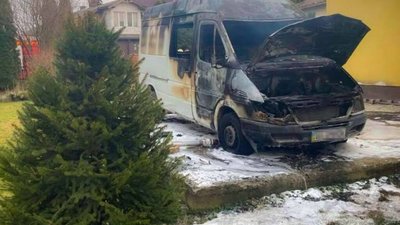 У Дрогобичі на подвір’ї спалахнув Mercedes Sprinter