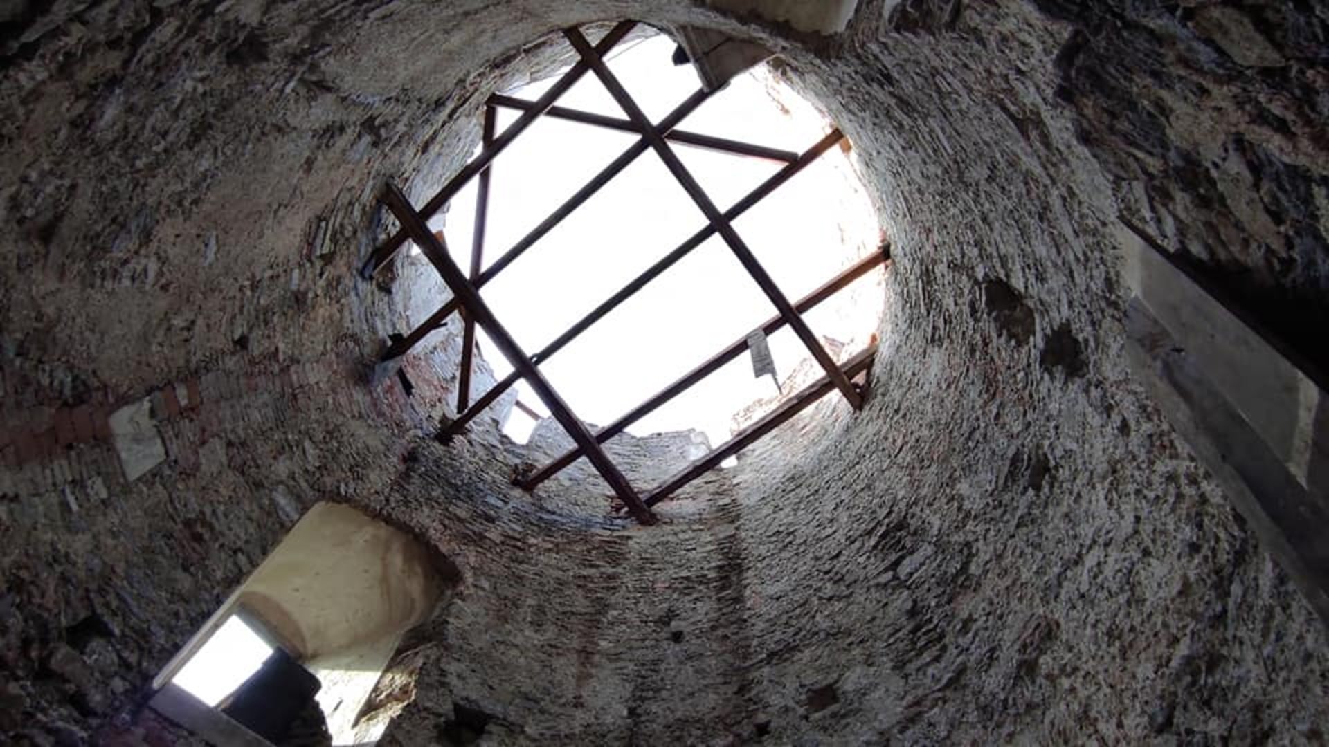 Буревій зірвав дах із Кам'янець-Подільської фортеці, фото Alex Haiduk