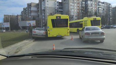 У Львові автобус притиснув автомобіль (ФОТО)