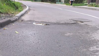 У Винниках через просідання грунту утворились ями на дорозі (ФОТО)