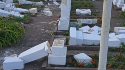 У Стрию 20-річний чоловік знищив 60 хрестів на кладовищі (ФОТО, ВІДЕО)