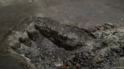 У Львові на перехресті утворилась глибока яма