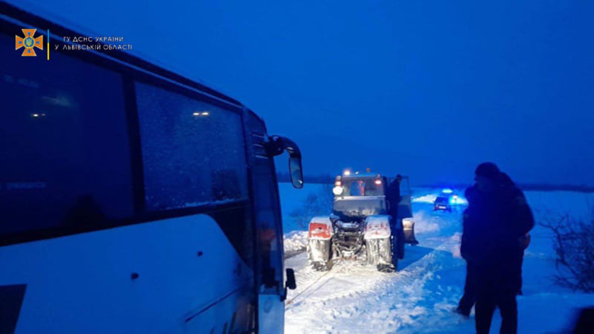 На Львівщині рятувальники витягнули зі снігу два пасажирські автобуси